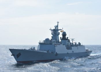Kapal Perang Pakistan PNS Tughril-261 saat melakukan latihan bersama dengan KRI I Gusti Ngurah Rai (GNR)-332 di perairan Selat Malaka wilayah ZEE Indonesia.