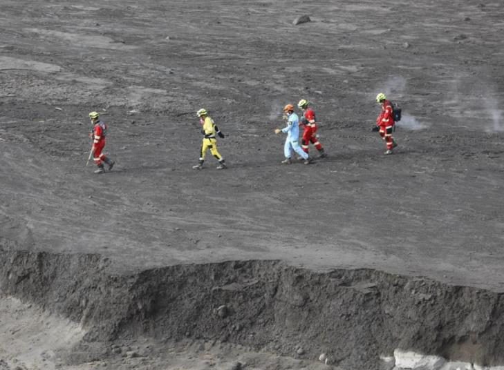 Para relawan membantu proses pencarian dan penyelamatan korban Awan Panas Guguran (APG) Gunung Semeru.