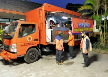 Salah satu layanan dapur umum yang digunakan untuk melayani kebutuhan makanan bagi pengungsi APG Gunung Semeru.
