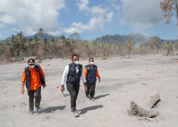 Plh Sekdaprov Jatim Heru Tjahono saat  meninjau beberapa titik posko bencana di Lumajang.