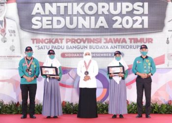 Gubernur Jatim Khofifah Indar Parawansa menyerahkan penghargaan kepada dua pelajar asal SMKN 4 Surabaya yang berhasil mendapatkan juara 1 dan 3 dalam kompetisi Festival Cegah Korupsi berupa video animasi yang digelar oleh Irjen Kemendikbudristek RI.