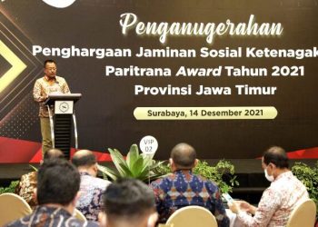 Plh Sekdaprov Jatim Heru Tjahjono dalam penghargaan Paritrana Award Tahun 2021 kepada pemerintah daerah dan pelaku usaha di Ballroom Sheraton Hotel Surabaya.