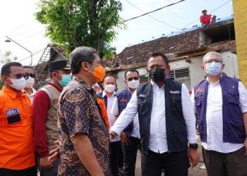 Plh Sekdaprov Jatim Heru Tjahjono meninjau lokasi terdampak angin puting beliung di Desa Sidomulyo, Kecamatan Wonoasri Kabupaten Madiun.
