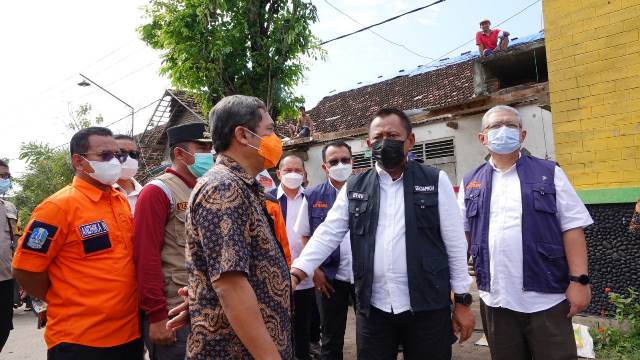 Plh Sekdaprov Jatim Heru Tjahjono meninjau lokasi terdampak angin puting beliung di Desa Sidomulyo, Kecamatan Wonoasri Kabupaten Madiun.