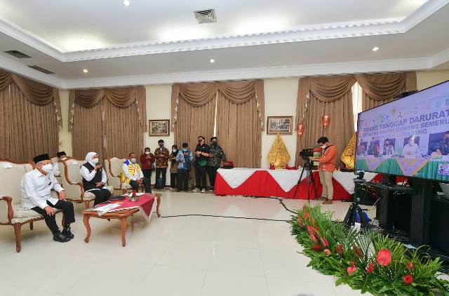 Gubernur Jawa Timur Khofifah Indar Parawansa mendampingi Wakil Presiden RI Ma'ruf Amin dalam video conference guna mengupdate penanganan dan situasi pasca Awan Panas Guguran (APG) Gunung Semeru Lumajang.