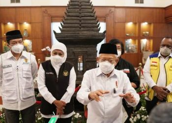 Wakil Presiden RI Ma'ruf Amin didampingi Gubernur Jawa Timur Khofifah Indar Parawansa di VIP Room Bandara Internasional Juanda.