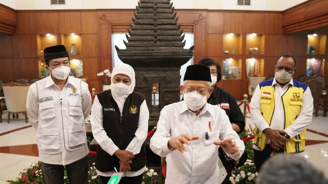 Wakil Presiden RI Ma'ruf Amin didampingi Gubernur Jawa Timur Khofifah Indar Parawansa di VIP Room Bandara Internasional Juanda.