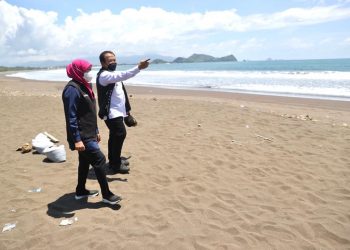 Gubernur Jawa Timur Khofifah Indar Parawansa mengunjungi wilayah terdampak gempa di Desa Ambulu, Dusun Krajan, Kecamatan Ambulu, Kabupaten Jember dilanjutkan ke pantai Watu Ulo sentra gempa.