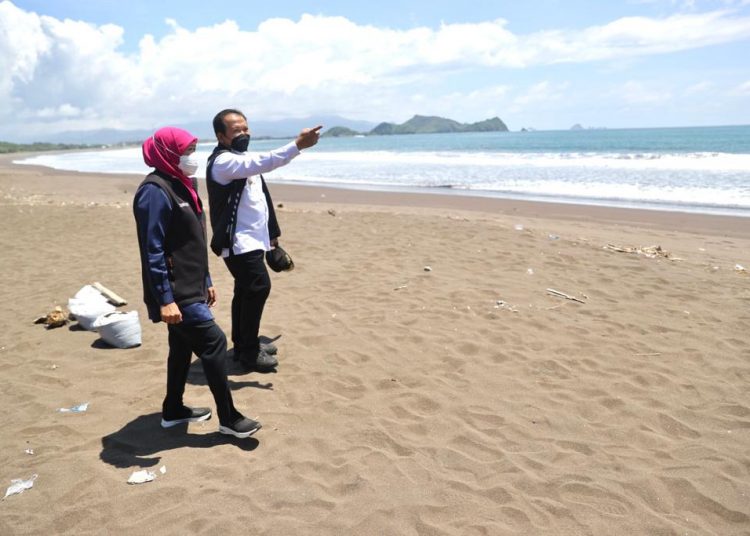 Gubernur Jawa Timur Khofifah Indar Parawansa mengunjungi wilayah terdampak gempa di Desa Ambulu, Dusun Krajan, Kecamatan Ambulu, Kabupaten Jember dilanjutkan ke pantai Watu Ulo sentra gempa.