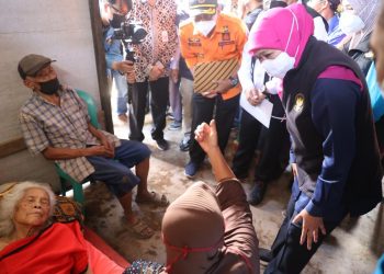 Gubernur Jawa Timur Khofifah Indar Parawansa mengunjungi wilayah terdampak gempa di Desa Ambulu, Dusun Krajan, Kecamatan Ambulu, Kabupaten Jember .