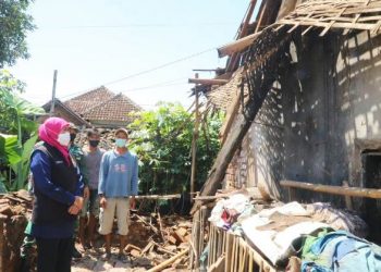 Gubernur Jawa Timur Khofifah Indar Parawansa mengunjungi wilayah terdampak gempa di Desa Ambulu, Dusun Krajan, Kecamatan Ambulu, Kabupaten Jember.