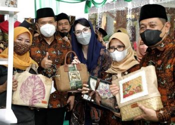 Ketua Dewan Kerajinan Nasional Daerah (Dekranasda) Provinsi Jawa Timur Arumi Bachsin di sela menghadiri pelantikan pengurus Dekranasda Kabupaten Blitar masa bakti 2021-2024 di Pendapa Ronggo Hadinegoro Kabupaten Blitar.