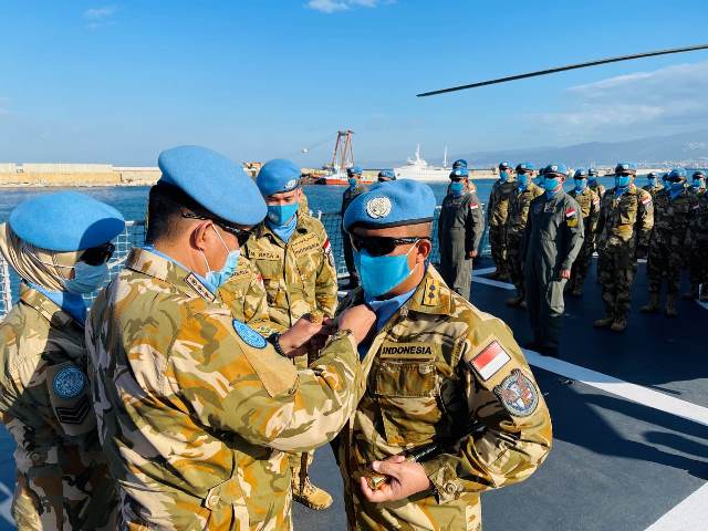 Penyematan Brevet Garuda yang dilaksanakan di geladak heli KRI SIM-367 ketika sedang sandar di dermaga Beirut, Lebanon.