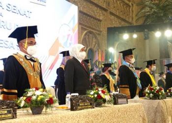 Puncak Dies Natalis Unesa yang ke-57 yang dihadiri Gubernur Jawa Timur, Khofifah Indar Parawansa.