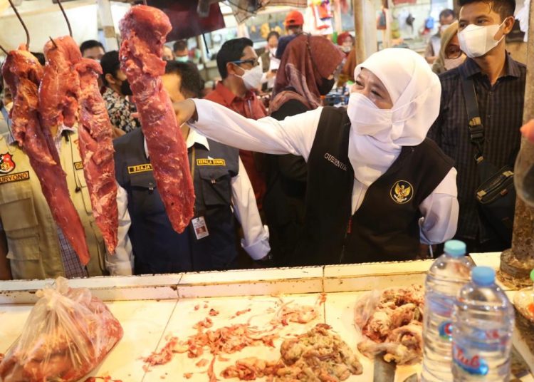 Gubernur Jawa Timur Khofifah Indar Parawansa saat melakukan inspeksi mendadak (sidak) ke Pasar Tambahrejo, Surabaya.