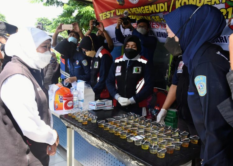 Gubernur Jawa Timur Khofifah Indar Parawansa saat mengunjungi Terminal Purabaya, Bungurasih Waru, Kabupaten Sidoarjo.