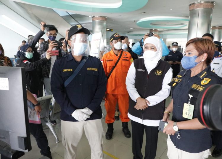 Gubernur Jatim Khofifah Indar Parawansa saat meninjau Kapal Motor Penumpang (KMP) Mila Utama yang bersandar di Dermaga Jamrud Utara Terminal Gapura Surya Nusantara (GSN) Surabaya.