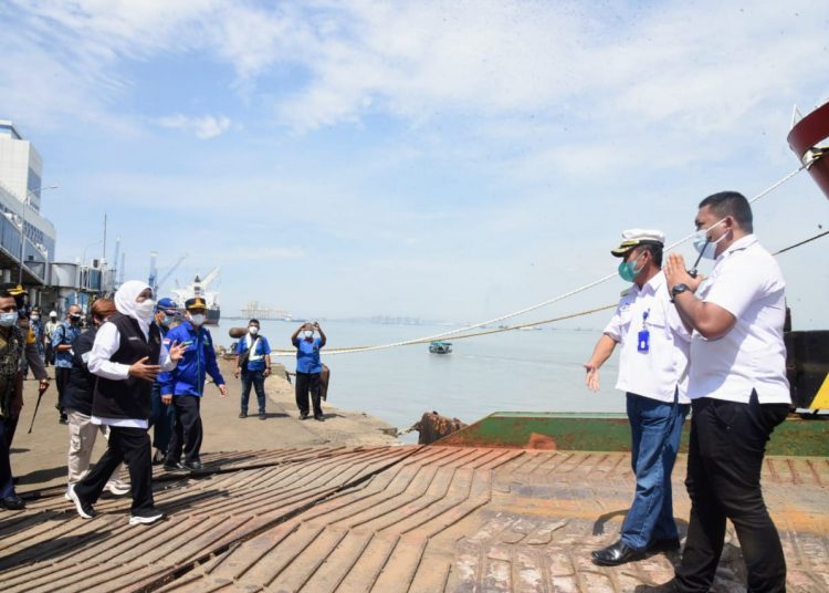 Gubernur Jatim Khofifah Indar Parawansa saat meninjau Kapal Motor Penumpang (KMP) Mila Utama yang bersandar di Dermaga Jamrud Utara Terminal Gapura Surya Nusantara (GSN) Surabaya.