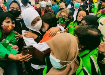 Gubernur Jawa Timur Khofifah Indar Parawansa dipeluk driver ojek online wanita di Islamic Center Surabaya.