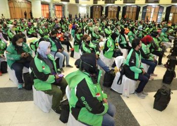 Ratusan driver ojek online wanita yang berasal dari Asosiasi Driver Online Wanita Jawa Timur di Islamic Center Surabaya.