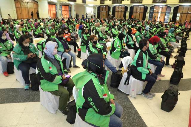 Ratusan driver ojek online wanita yang berasal dari Asosiasi Driver Online Wanita Jawa Timur di Islamic Center Surabaya.