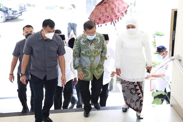 Gubernur Jawa Timur Khofifah Indar Parawansa dan Ketua Umum Pimpinan Pusat Dewan Masjid Indonesia (DMI) Jusuf Kalla di sela Rapat Kerja Wilayah (Rakerwil) ke-I DMI Provinsi Jatim tahun 2021 di Hotel Singgasana Surabaya.