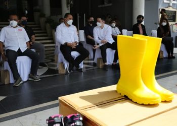 Wali Kota Surabaya Eri Cahyadi didampingi Wakil Wali Kota Surabaya Armuji dalam serah terima bantuan sepatu dari CV Sinar Terang Sejahtera dan PT Rajapaksi Adyaperkasa di Balai Kota Surabaya.