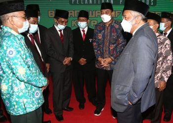 Ketua BWI pusat, Prof. Mohammad Nuh (kanan) dan pengurus BWI Surabaya bersama Wali Kota Surabaya Eri Cahyadi di sela pelantikan dilaksanakan di Graha Sawunggaling, gedung Pemkot Surabaya.