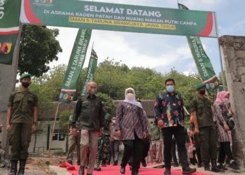 Gubernur Jawa Timur Khofifah Indar Parawansa meninjau SMAN 5 Taruna Brawijaya di Kota Kediri di sela peresmian sekolahan tersebut.
