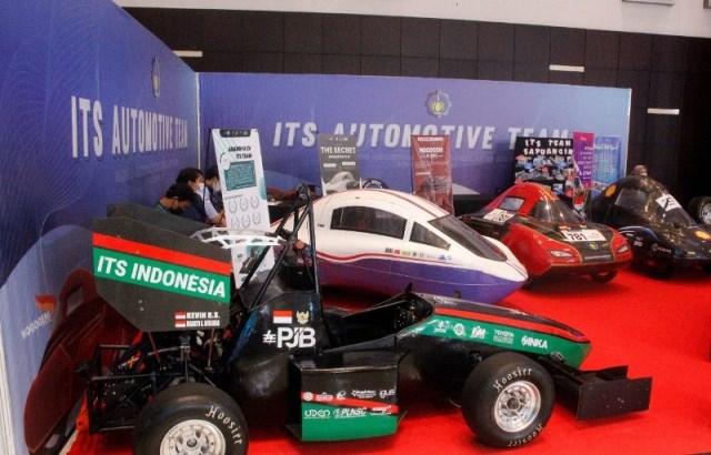 (dari kiri) Mobil Anargya Mark 2.0, Antasena Hydra, Nogogeni VI Evo, dan Mobil Urban Sapuangin XI Evo 2 generasi 11 yang dipamerkan pada GIIAS Surabaya 2021.