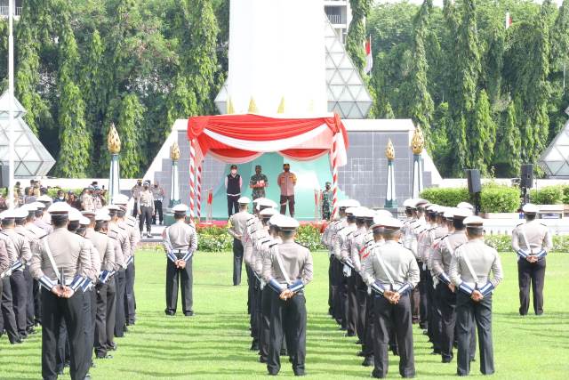 Apel Gelar Pasukan Operasi Lilin Semeru 2021 menjelang Nataru di Monumen Tugu Pahlawan.