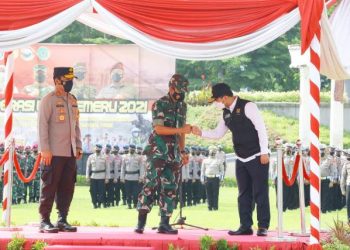 Wakil Gubernur Jawa Timur Emil Elestianto Dardak dalam mengikuti Apel Gelar Pasukan Operasi Lilin Semeru 2021 menjelang Nataru di Monumen Tugu Pahlawan.