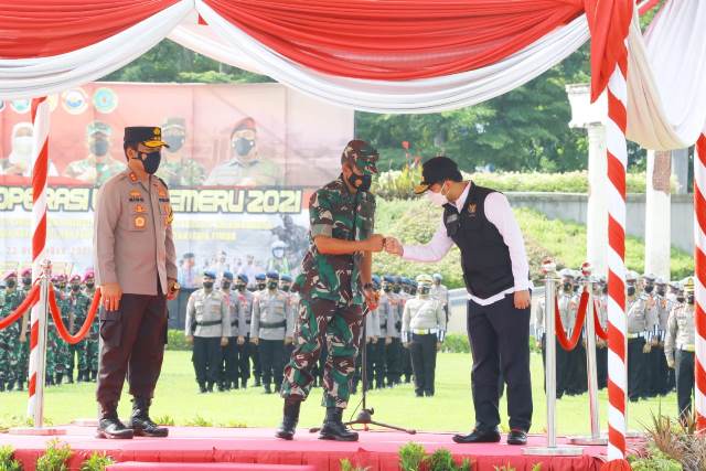 Wakil Gubernur Jawa Timur Emil Elestianto Dardak dalam mengikuti Apel Gelar Pasukan Operasi Lilin Semeru 2021 menjelang Nataru di Monumen Tugu Pahlawan.