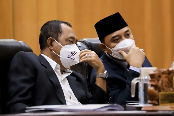 Wali Kota Surabaya Eri Cahyadi dan Wakil Wali Kota Surabaya Armuji dalam rapat paripurna di DPRD Surabaya.