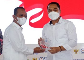 Menteri Investasi/Kepala BKPM, Bahlil Lahadalia menyerahkan penghargaan kepada Wali Kota Surabaya Eri Cahyadi atas partisipasi pemkot dalam penerbitan dan pembagian Nomor Induk Berusaha (NIB) pelaku Usaha Mikro dan Kecil (UMK) Perseorangan.