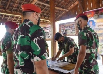 Prosesi serah terima jabatan Komandan Sekolah Komando Pasukan Katak (Dansekopaska) Pusat Pendidikan Khusus (Pusdiksus) Komando Pendidikan Operasi Laut (Kodikopsla) Kodiklatal dari Letkol laut (KH) Kemas M Yusri ke Letkol Laut (P) Wido Dwi Nugraha.