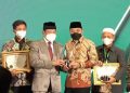 Wali Kota Surabaya Eri Cahyadi saat menerima anugerah Badan Amil Zakat Nasional (Baznas) Award 2022