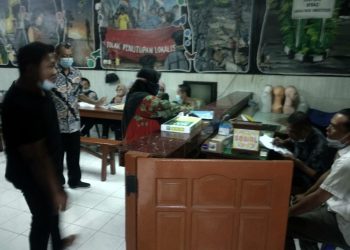 Salah satu pelayanan yang diberikan pihak kecamatan dan kelurahan dengan berkantor di Balai RW..