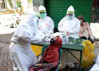 Foto dokumentasi pelaksanaan tes swab oleh Dinas Kesehatan Pemkot Surabaya.