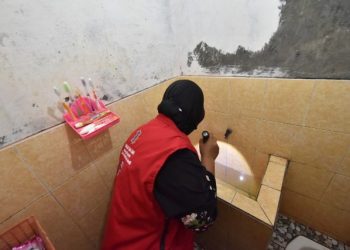 Gerakan pemberantasan sarang nyamuk di wilayah Kecamatan Sukolilo.