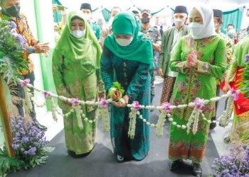 Gubernur Jawa Timur Khofifah Indar Parawansa saat meresmikan Gedung Kantor PC Muslimat NU Bojonegoro, Desa Pacul, Bojonegoro.