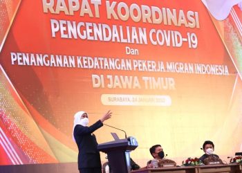 Gubernur Jawa Timur Khofifah Indar Parawansa dalam Rapat Koordinasi (Rakor) Penanganan Covid 19 dan kedatangan Pekerma Migran Indonesia di Grand City Surabaya.