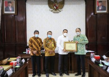 Pemberian penghargaan oleh Wali Kota Surabaya Eri Cahyadi kepada kantor BPN.