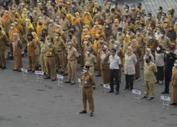 Memulai hari pertama dengan diberlakukannya Struktur Organisasi dan Tata Kerja (SOTK) baru, Wali Kota Surabaya Eri Cahyadi menggelar apel pagi di halaman Balai Kota Surabaya.
