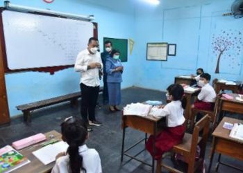 Wali Kota Surabaya Eri Cahyadi saat meninjau pelaksanaan PTM di salah satu sekolah di Surabaya.