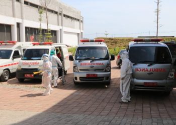 Sejumlah mobil ambulans disiagakan untuk penanganan kasus Covid-19 di Kota Surabaya (foto ilustrasi).