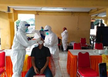 Ilustrasi dokumnetasi swab massal bagi penghuni rumah susun.