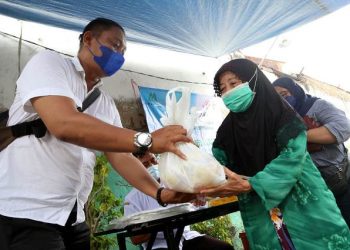 Pelaksanaan operasi pasar minyak goreng yang dilaksanakan Dinas Koperasi, Usaha Kecil dan Menengah dan Perdagangan (Dinkopumdag) Kota Surabaya.