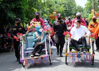 Wali Kota Eri Cahyadi dan Ketua Tim Penggerak PKK Kota Surabaya Rini Indriyani melakukan pemantauan pendataan yang dilakukan para kader di kawasan Jambangan dengan naik becak.