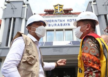 Wali Kota Surabaya Eri Cahyadi dalam pemasangan Energi Baru Terbarukan berupa panel solar cell dengan kapasitas 2000 wp di atap Balai Kota Surabaya.